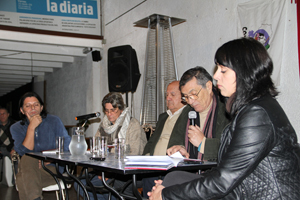03JulioBenegaseenelextremoizquierdodelamesadecamisaazulenlapresentaciondesulibroenMontevideoFotoRelUitaOrg